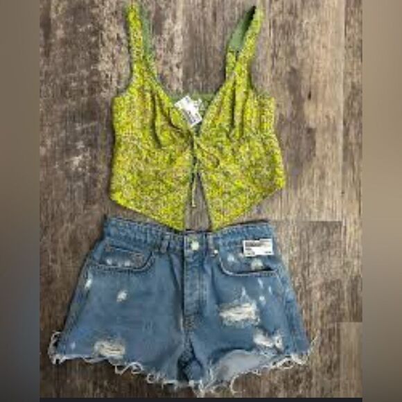 American Eagle Outfitters Tops - American Eagle Green Floral Women's Top. Size small.